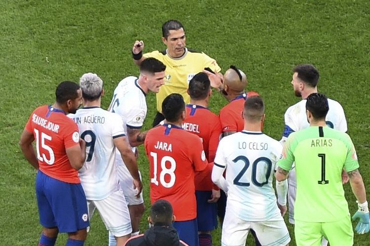 Friksi antara Lionel Messi dan Gary Medel yang berujung kartu merah mewarnai pertandingan perebutan posisi ketiga Copa America 2019 antara Argentina vs Cile di Arena Corinthians, 6 Juli 2019. 