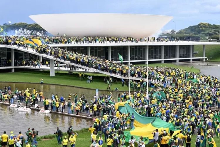 Ribuan demonstran pendukung mantan Presiden Jair Bolsonaro menyerbu gedung Kongres, Mahkamah Agung, dan Istana Kepresidenan, pada Minggu (8/1/2023) waktu setempat.