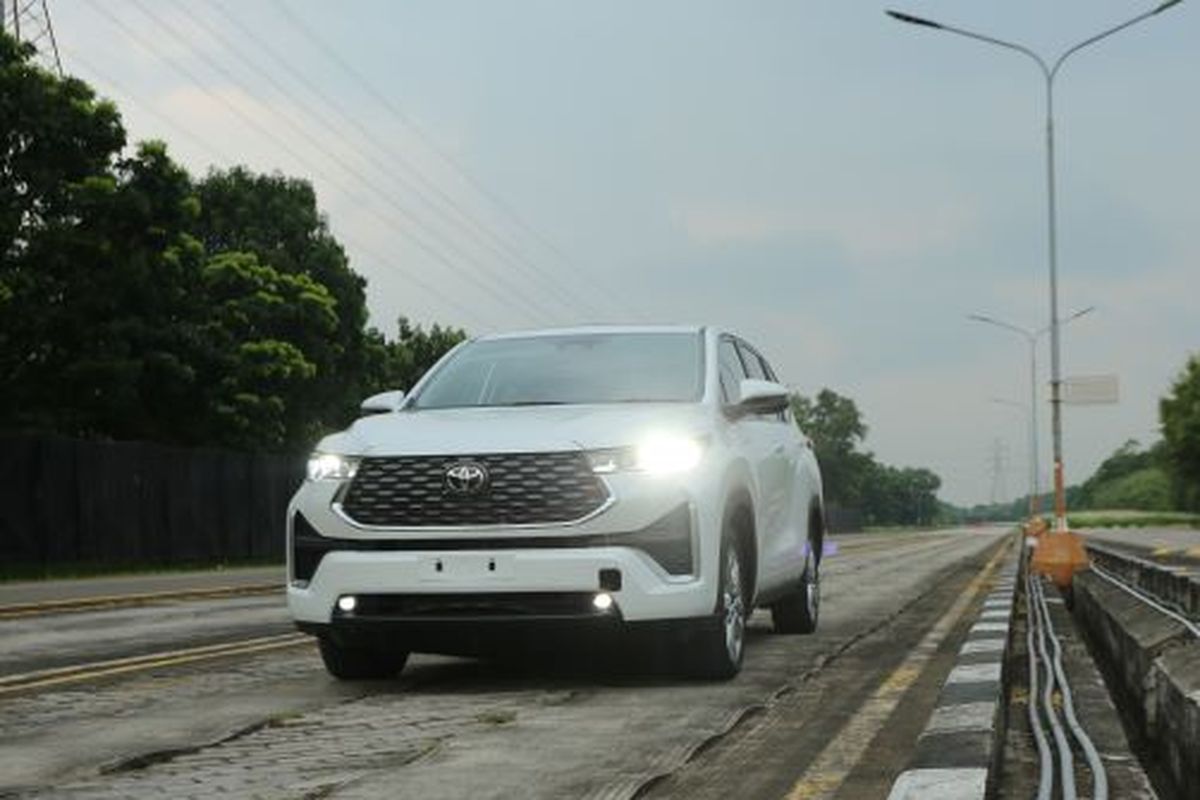 Toyota Kijang Innova Zenix Hybrid lagi tes jalan di pabrik TMMIN, Karawang, Jawa Barat.