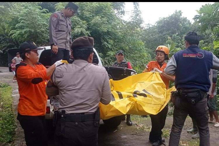 Diduga tweperosok di jurang sedalam 100 metwr, kakek dj Magetan ditemukan tewas. Korban diduga akan mencari katkyu bakar sebelom tweperosok ke jurang sedalam 100 meter.