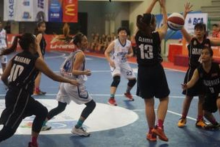 Tim basket puteri Universitas Atma Jaya Yogyakarta mengalahkan tim puteri Universitas Gadjah Mada.