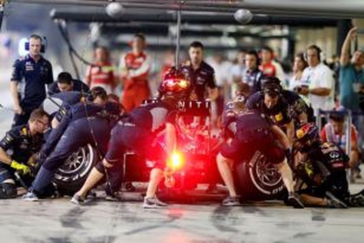 Mekanik Red Bull Racaing sedang mengganti ban pebalap Jerman, Sebastian Vettel di pit saat sesi latihan bebas dua GP Abu Dhabi di Sirkuit Yas Marina, Jumat (1/11/2013).