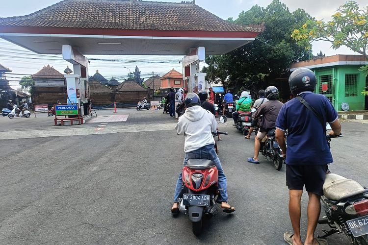 Pembelian BBM di Bali Mulai Normal, Petugas SPBU Tetap Ingatkan Aturan Ganjil Genap