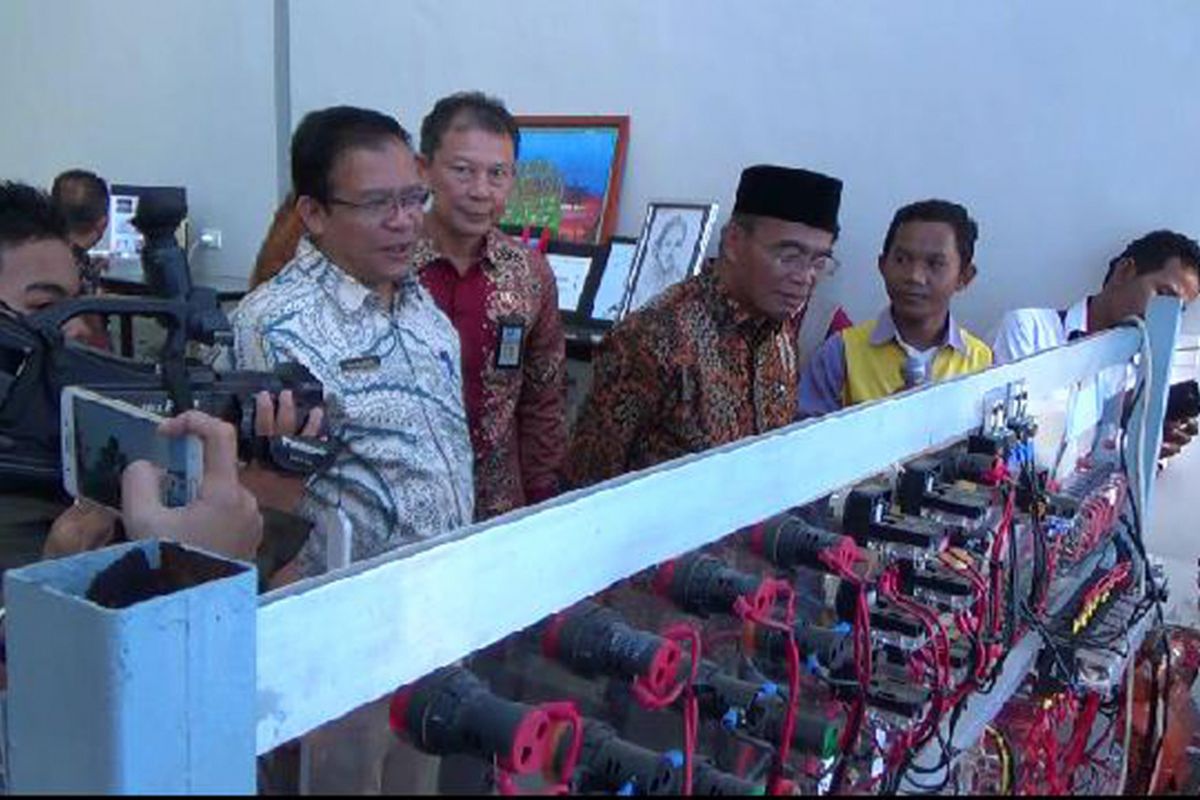 Mendikbud Muhadjir Effendy saat melihat karya siswa di Technopark SMK Negeri 2 Pangkal Pinang. 