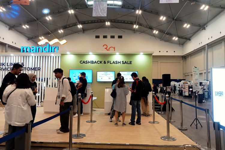 Booth untuk klaim cashback flash sale saat Garuda Indonesia Travel Fair 2023, di ICE BSD, Jumat (27/10/2023).