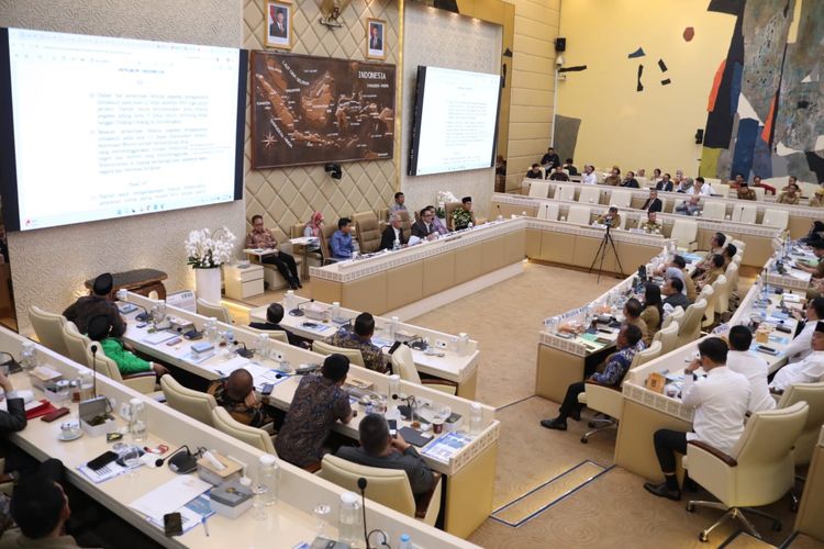 Menteri Pendayagunaan Aparatur Negara dan Reformasi Birokrasi (PANRB) Rini Widyantini dalam Rapat Kerja dan Rapat Dengar Pendapat dengan Komisi II DPR RI, Kementerian Dalam Negeri, Gubernur/Bupati/Wali Kota se-Indonesia, APKASI, dan APEKSI, di Jakarta, Senin (8/6/2026).
