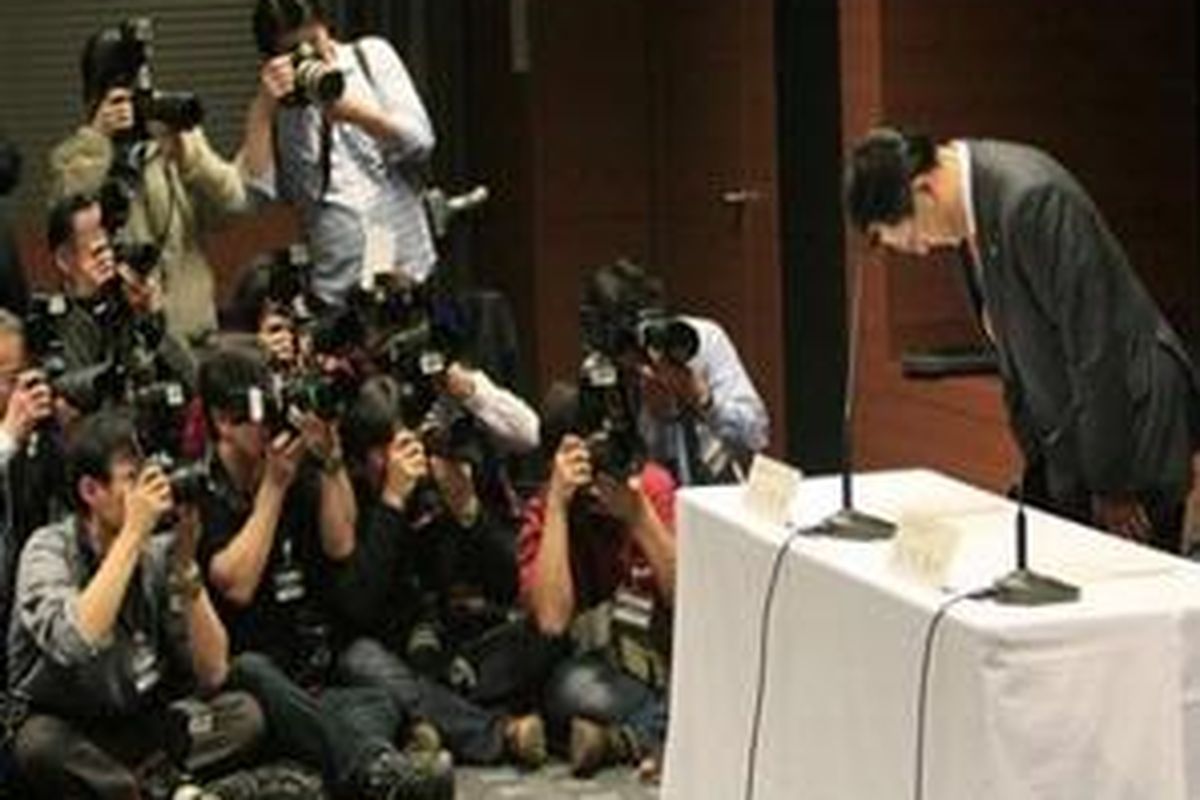 Akio Toyota, Presiden dan CEO Toyota Motor Corporation membungkuk, minta maaf di markas perusahaannya, Nagoya.