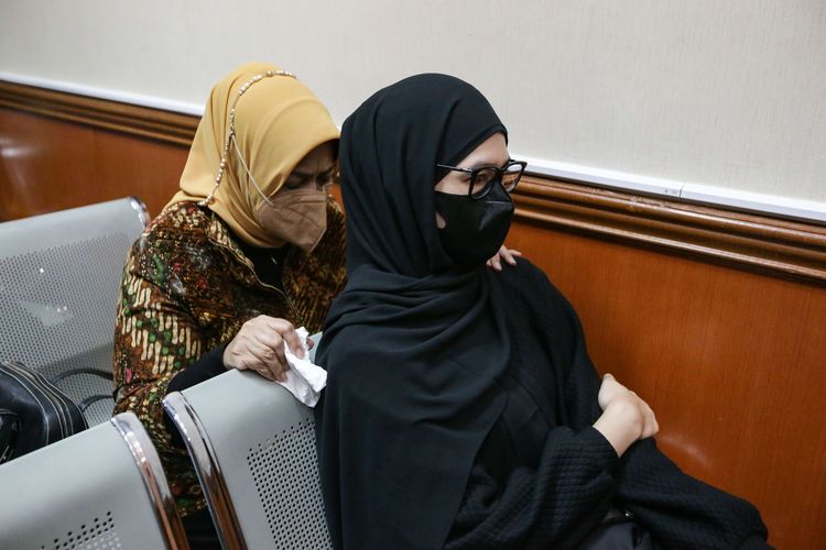 Rakhma Darma Putri, istri mantan Kapolres Bukittinggi, AKBP Dody Prawiranegara dan Endang Sriwahyuningsih, ibunda Dody hadir pada persidangan Dody di Pengadilan Negeri Jakarta Barat, Senin (27/3/2023). Jaksa penuntut umum (JPU) menuntut hukuman 20 tahun penjara dan denda sebesar Rp 2 miliar terhadap Dody Prawiranegara atas kasus peredaran narkotika jenis sabu.