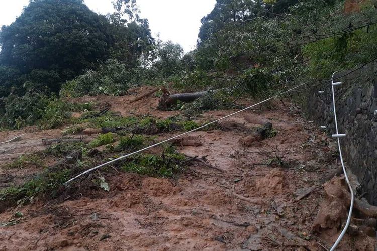 Longsor di Pesisir Selatan menyebabkan akses jalan Sumbar-Bengkulu terputus, Jumat (17/12/2021)