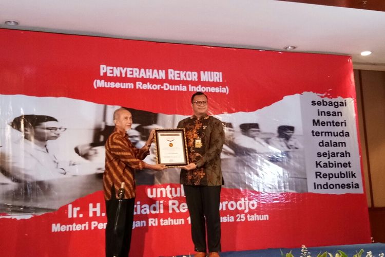 Museum Rekor-Dunia Indonesia (MURI) memberikan rekor penghargaan kepada Setiadi Reksoprodjo sebagai menteri termuda sepanjang Kabinet Republik Indonesia di usianya yang ke-25 tahun, Sabtu (11/3/2023).