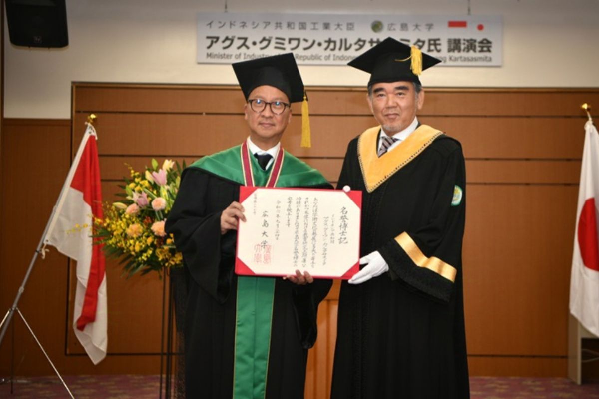 Menperin Agus Gumiwang Terima Gelar Kehormatan dari Hiroshima University