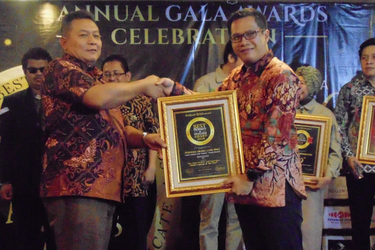 Frendcis Halim, CEO Permata Graha Land (PGL) (kanan) menerima The Most Creative and Innovative Cluster Concept of The Year dari Majalah Penghargaan Indonesia berkat pengembangan Cluster Woodland di Kelapa Gading, Jakarta, Jumat (4/5/2018). 
