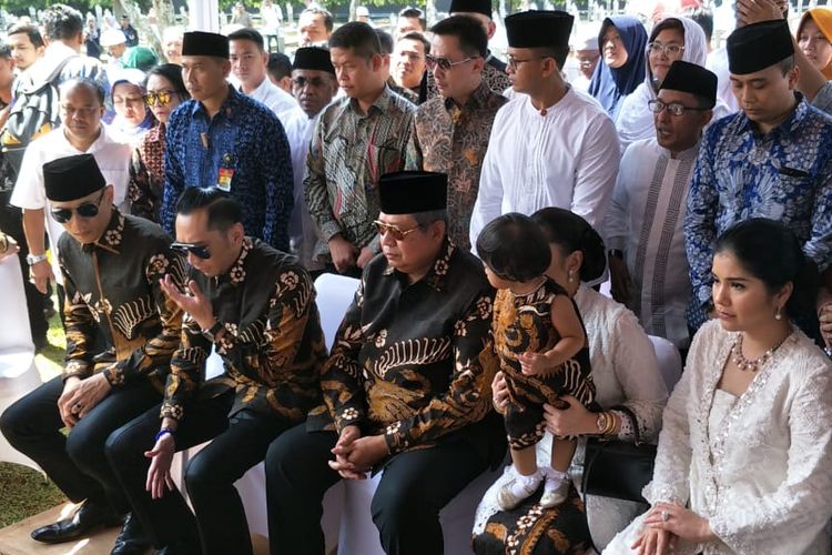 Presiden keenam RI Susilo Bambang Yudhoyono dan keluarga besarnya ziarah ke makam almarhum Ani Yudhoyono di Taman Makam Pahlawan Kalibata, Jakarta Selatan, Rabu (5/6/2019). 