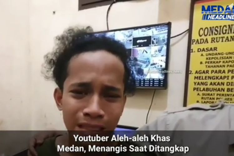 Tangkapan layar YouTuber Medan, Aleh, menangis mewek ketika meminta maaf atas perbuatannya dalam video yang viral sebelumnya, yakni beraktik seperti orang kerasukan saat teman-temannya menyanyikan lagi Aisyah Istri Rasulullah. Aleh yang saat itu mengenakan baju garis-garis kemudian berdiri dan ternyata hanya mengenakan celana dalam putih. Hal tersebut dianggap pelecehan. Rumahnya didatangi ormas Islam yang keberatan dengan video tersebut.