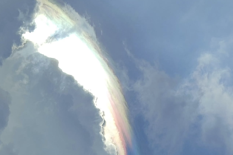 Tangkapan layar awan warna-warni di Yogyakarta. 