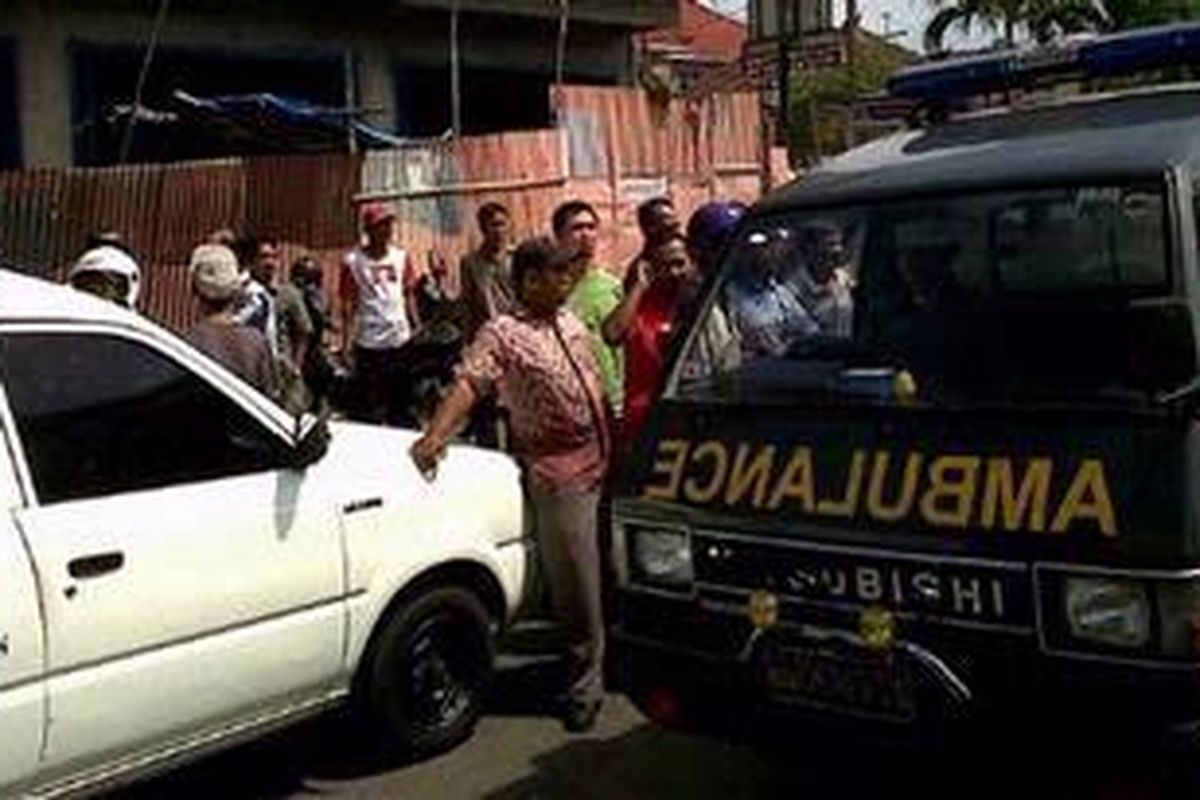 Ambulans dari Rumah Sakit Pelabuhan Cirebon dan Rumah Sakit Bhayangkara di sekitar lokasi ledakan bom bunuh diri di Mapolresta Cirebon, Jumat (15/4/2011), untuk mengevakuasi korban.