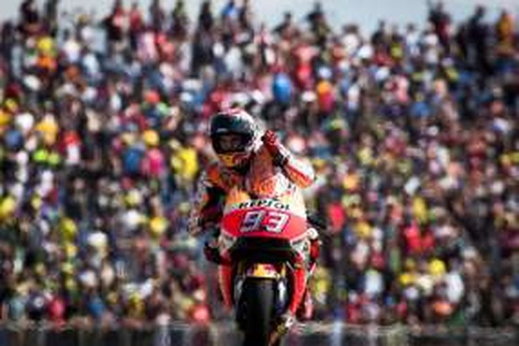 Pebalap Repsol Honda asal Spanyol, Marc Marquez, merayakan kemenengan hasil finis di urutan pertama pada balapan GP Aragon di Sirkuit MotorLand Aragon, Minggu (25/9/2016).