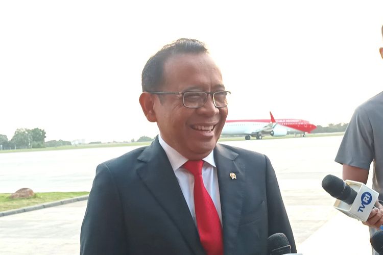Menteri Sekretaris Negara (Mensesneg) Pratikno saat memberikan keterangan pers di Lanud Halim Perdanakusuma, Jakarta, Sabtu (16/12/2023).