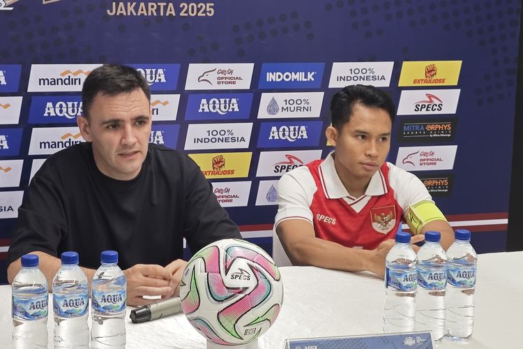 Pelatih Timnas Futsal Indonesia, Hector Souto, dan kapten Mochammad Iqbal Iskandar