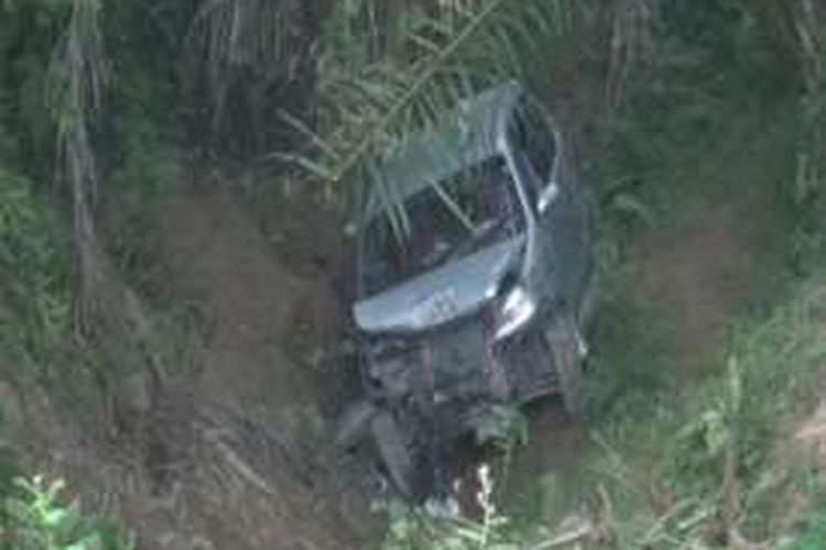 Minibus jurusan Palu-Pinrang, Sulsel terjungkal ke dalam jurang sedalam 100 meter di Mamuju Tengah. Sang sopir tewas di tempat kejadian, sementara seorang penumpang kritis dan langsung dirujuk ke Rumah Sakit Palu.