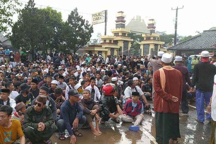 FPI members in Ciamis, West Java protest Rizieq Shihabs arrest by the Jakarta Metropolitan Police on Sunday, (13/14/2020)