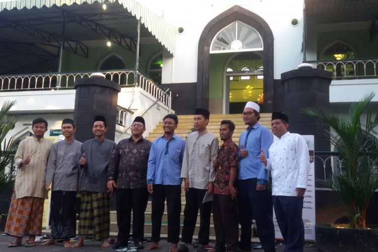 Gubernur Ahmad Heryawan berfoto bersama jemaah salat subuh usai menjadi penceramah di Masjid Syuhada, Jalan I Dewa Nyoman Oka, Kecamatan Gondokusuman, Kota Yogyakarta, Senin (5/6/2017).