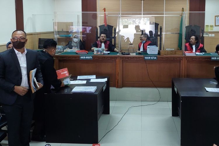 Suasana saat eks pegawai KPK Rasamala Aritonang mendampingi sidang kasus penipuan investasi emas di Pengadilan Negeri Tangerang, Kota Tangerang, Rabu (16/3/2022).
