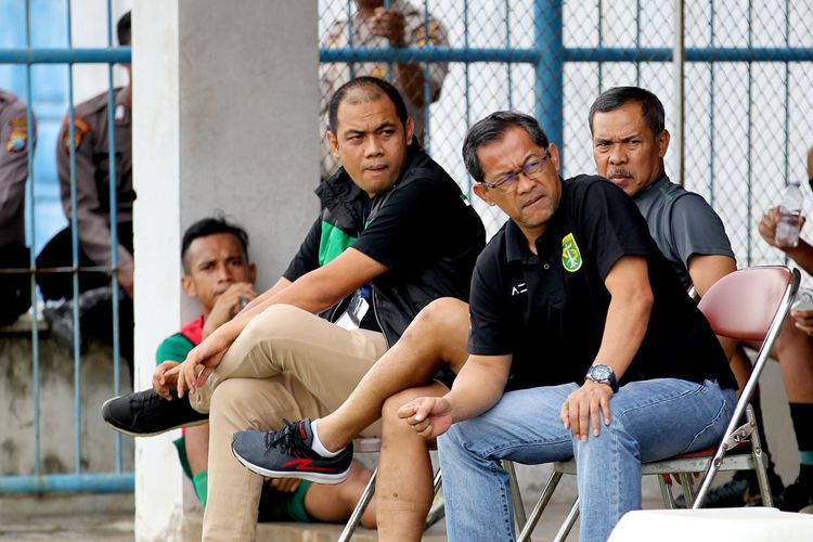 Manajer Persebaya Surabaya Candra Wahyudi, pelatih Aji Santos dan asisten pelatih Mustaqim saat babak penyisihan Grup A Piala Gubernur Jatim 2020.