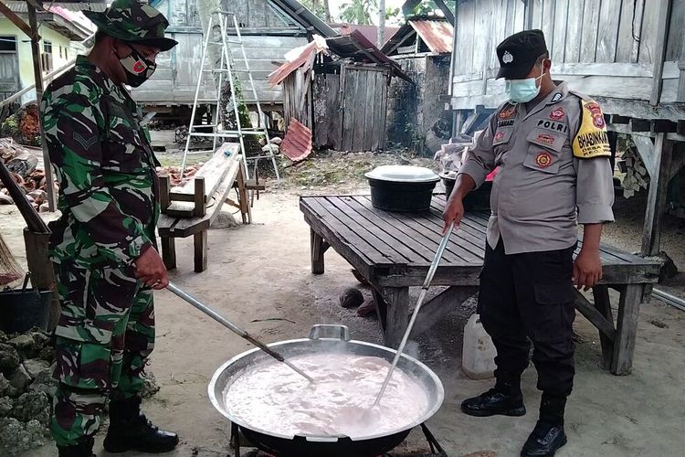 Antisipasi kelangkaan minyak goreng di bulan Ramadan, membuat anggota Bhabinkamtibmas dan Babinsa bersama warga Desa Wabula, Kecamatan Wabula, Kabupaten Buton Sulawesi Tenggara membuat minyak goreng dari kelapa, Senin (28/3/2022).