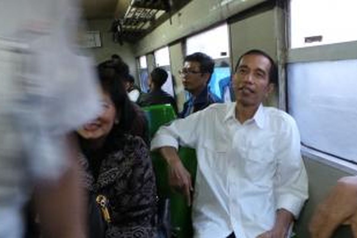 Gubernur DKI Jakarta Joko Widodo, Selasa (10/12/2013) menggunakan kereta listrik untuk meninjau lokasi tabrakan kereta komuter dan truk tangki di perlintasan Pondok Betung, Bintaro, Pesanggrahan, Jakarta Selatan, yang terjadi sehari sebelumnya.