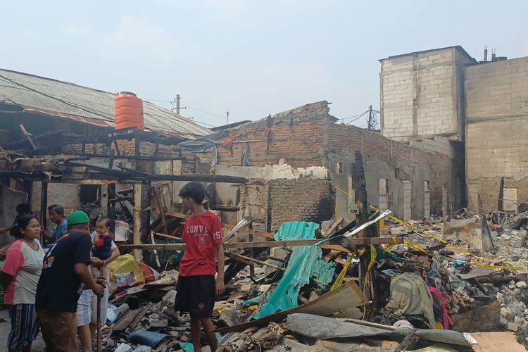 Rumah Hangus Terbakar, Warga Ancol Jakut Mengais Cari Barang yang Tersisa