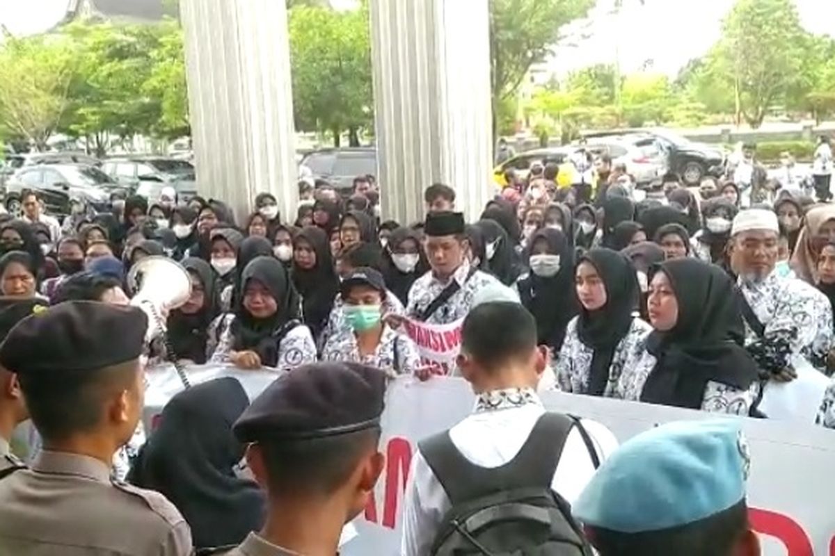 Ratusan guru meminta pemerintah menambah kuota perekrutan PPPK