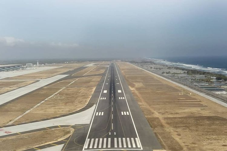 Bandara Internasional Yogyakarta diketahui memiliki panjang landas pacu (runway) 3.250 meter.