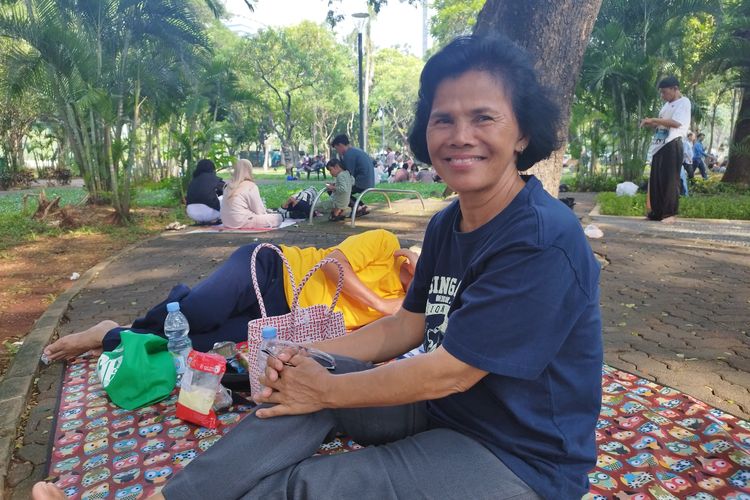 Derma Manulang (66) saat diwawancarai di kawasan Monas, Jakarta Pusat, Kamis (11/4/2024).