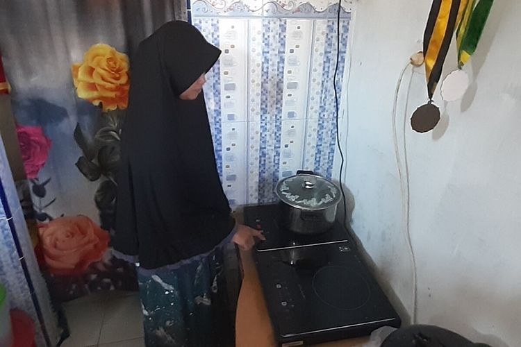 Supriyani (42), menggunakan kompor listrik untuk memasak sehari-hari di rumahnya di Kelurahan Mojo, Kecamatan Pasar Kliwon, Solo, Jawa Tengah, Jumat (23/9/2022).