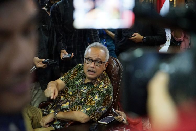 Kuasa hukum terpidana kasus terorisme Abu Bakar Baasyir yang tergabung dalam Tim Pengacara Muslim (TPM) Muhammad Mahendradatta, saat menemui Wakil Ketua DPR Fadli Zon di ruang kerja pimpinan DPR, gedung Nusantara III, Kompleks Parlemen, Senayan, Jakarta, Rabu (23/1/2019).