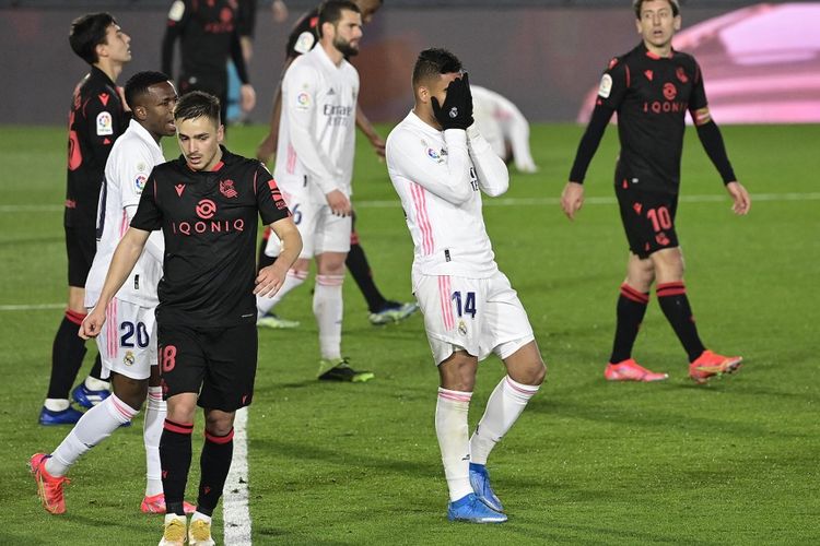 Casemiro bereaksi usai gagal memanfaatkan peluang mencetak gol dalam laga Real Madrid Vs Real Sociedad pada pekan ke-25 La Liga 2020-2021 yang digelar di Stadion Alfredo Di Stefano, Senin (1/3/2021) malam waktu setempat.
