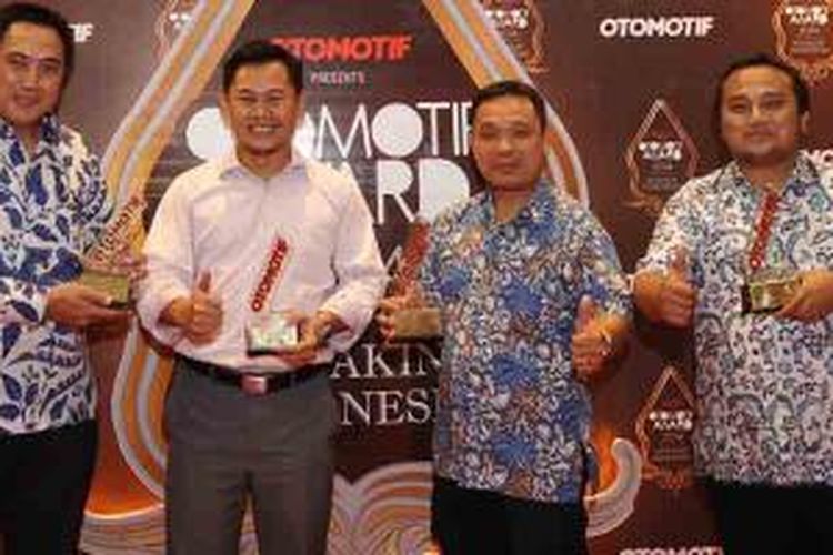 Manajemen Yamaha Indonesia dengan penghargaan Otomotif Award 2014.