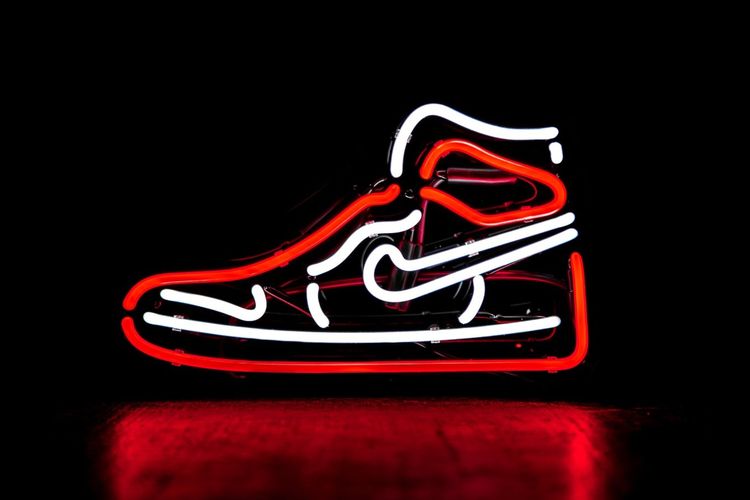 Nike, raksasa perlengkapan olahraga asal Oregon, Amerika Serikat mengakuisisi RTFKT, startup yang memproduksi sepatu kets digital.