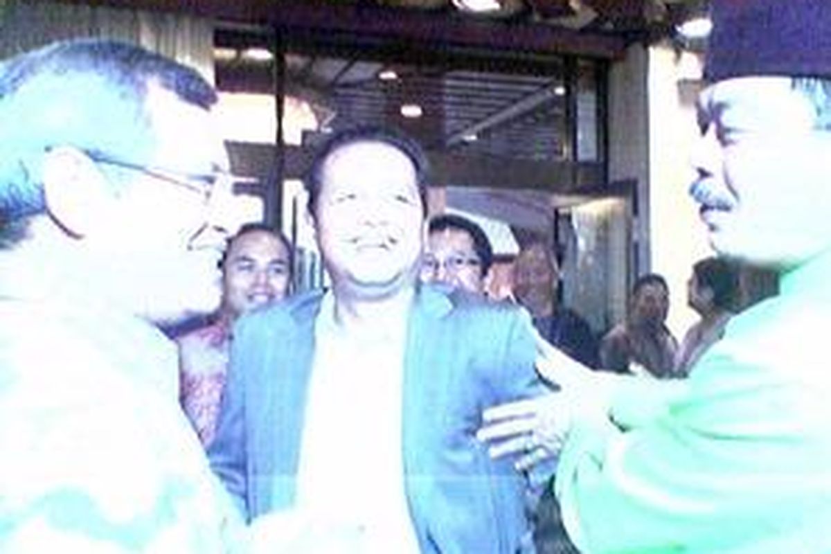 Pramono Anung, Soetrisno Bachir dan Bursah Zarnubi sebelum debat calon presiden di Jakarta, Rabu (27/8).