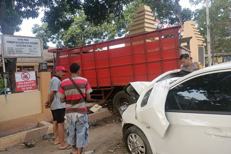 Kecelakaan di Jalan Raya Desa Lamongan, Kecamatan Arjasa, Kabupaten Situbondo, Provinsi Jawa Timur yang membuat bangunan pagar sekolah rusak pada Jumat (8/9/2023).