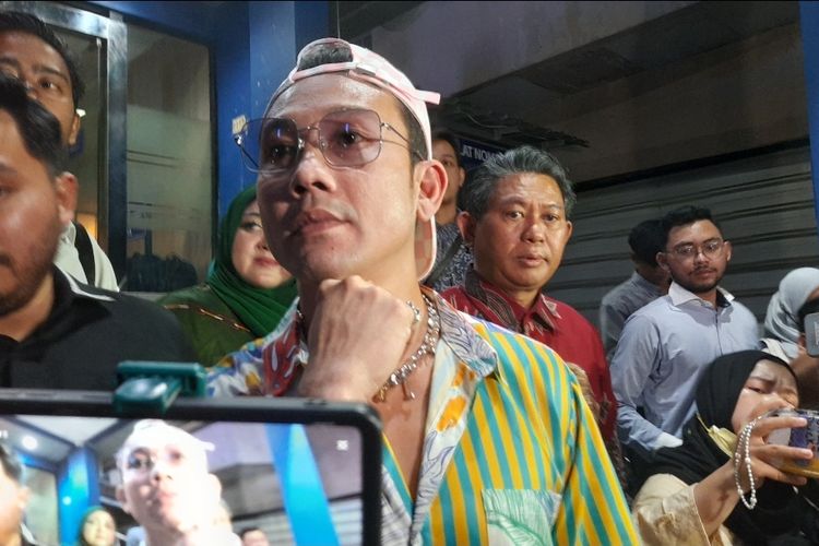 YouTuber Denny Sumargo resmi melaporkan Vernie Hasan atau yang akrab disapa DJ Vernie Hasan pada Selasa (22/8/2023) malam di Polda Metro Jaya, Jakarta. 