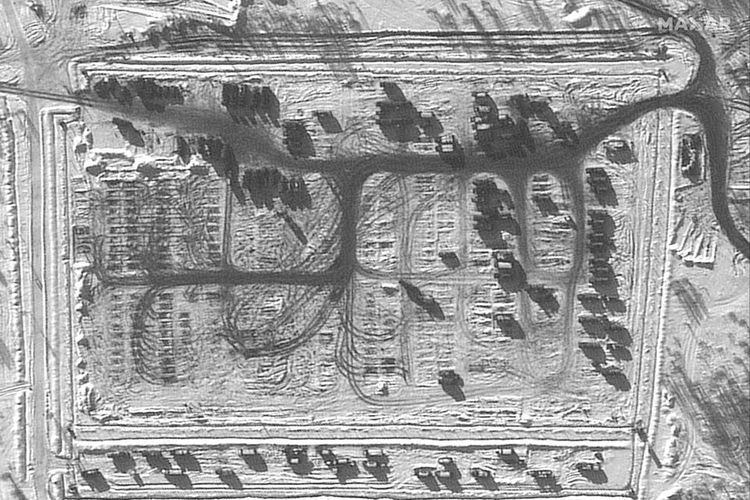 Gambar satelit menunjukkan kelompok pertempuran berangkat dari tempat parkir kendaraan di Yelnya, Rusia, Minggu (13/2/2022).