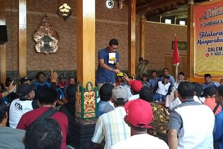 Cawapres Nomer Urut Dua, Sandiaga Salahuddin Uno membagi-bagikan obat cair masuk angin (antangin) kepada warga yang hadir dalam kampanyenya di Desa Mlilir, Kecamatan Dolopo, Kabupaten Madiun, Jawa Timur, Rabu ( 6 / 2 / 2019) .