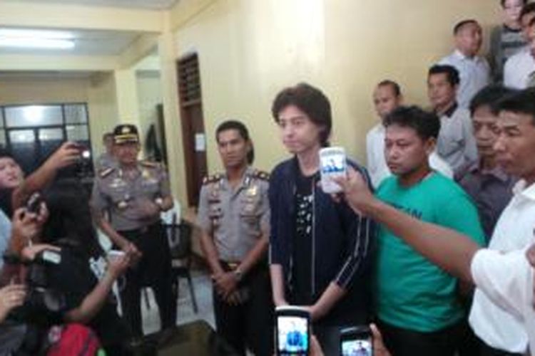 Roger Danuarta memberikan keterangan di Mapolsek Pulogadung, Jakarta Timur. Senin (17/2/2014). Ia tengah dimintai keterangan polisi terkait penggunaan narkoba. 