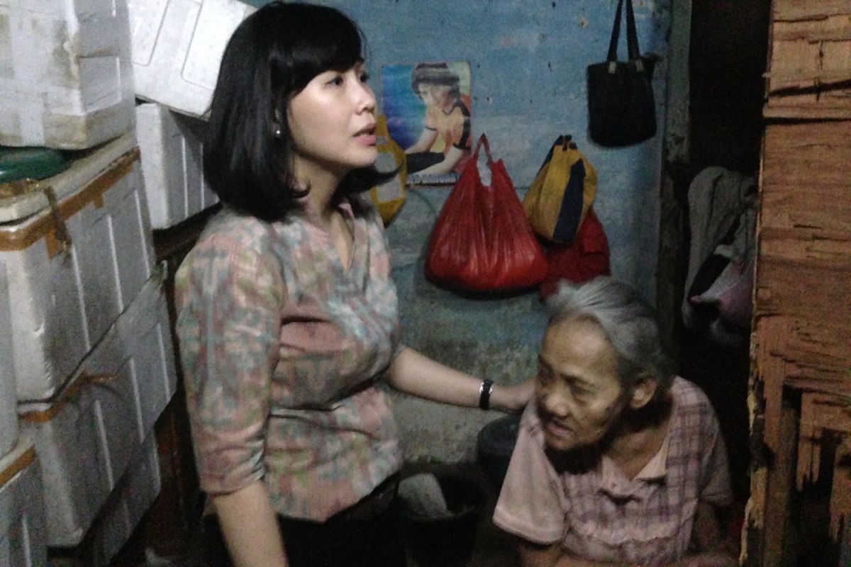 Istri Gubernur Non-aktif DKI Jakarta Basuki Tjahaja Purnama (Ahok) Veronica Tan, saat mendatangi rumah Zubaedah di kawasan Manggarai, Jakarta Selatan, Kamis (6/4/2017).