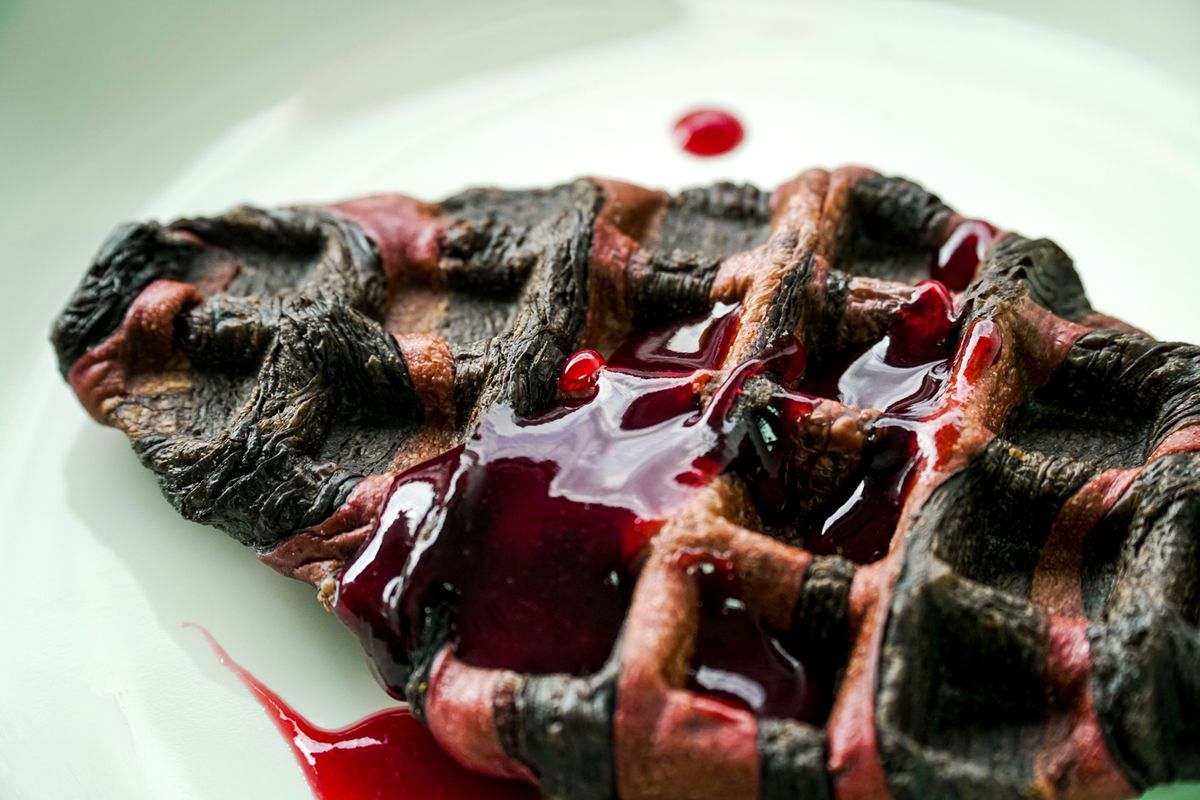 Black Noir Strawberry Croffle dari House of Brooklyn