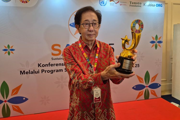 Direktur Sido Muncul, Dr (HC) Irwan Hidayat memegang piala penghargaan Terbaik I kategori Badan Usaha Besar Indonesia?s SDGs Action Awards 2025 berkat keberhasilan program Smartani. 