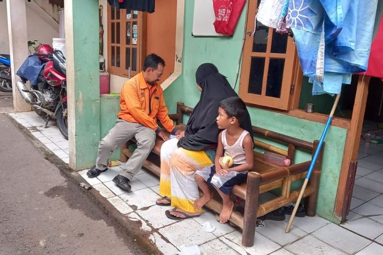Pos Indonesia menyerahkan bantuan sosial PKH dan sembako dari pemerintah untuk KPM. 
