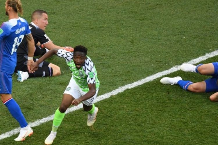 Ahmed Musa merayakan gol Nigeria ke gawang Islandia pada pertandingan Grup D Piala Dunia 2018 di Volgograd, 22 Juni 2018. 
